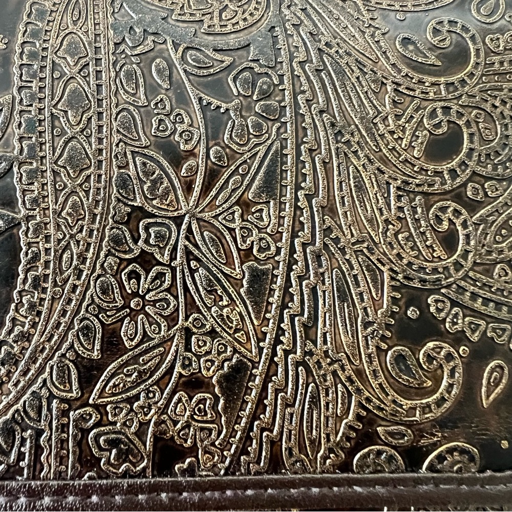 Relic Brown Paisley Tooled Embossed Tri-Fold Clutch Wallet - Picture 3 of 9